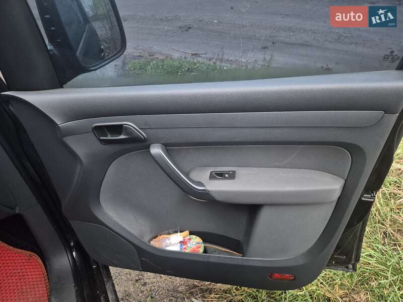 Минивэн Volkswagen Caddy 2011 в Киеве