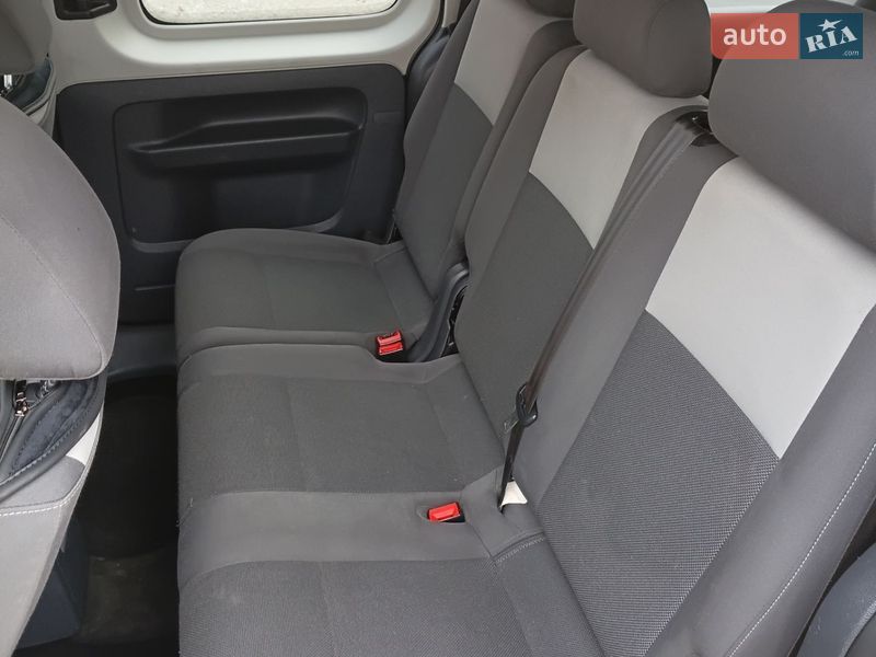 Мінівен Volkswagen Caddy 2013 в Чернівцях