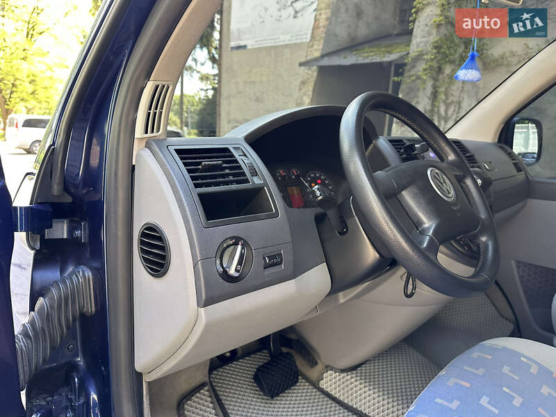 Минивэн Volkswagen Caravelle 2006 в Черновцах