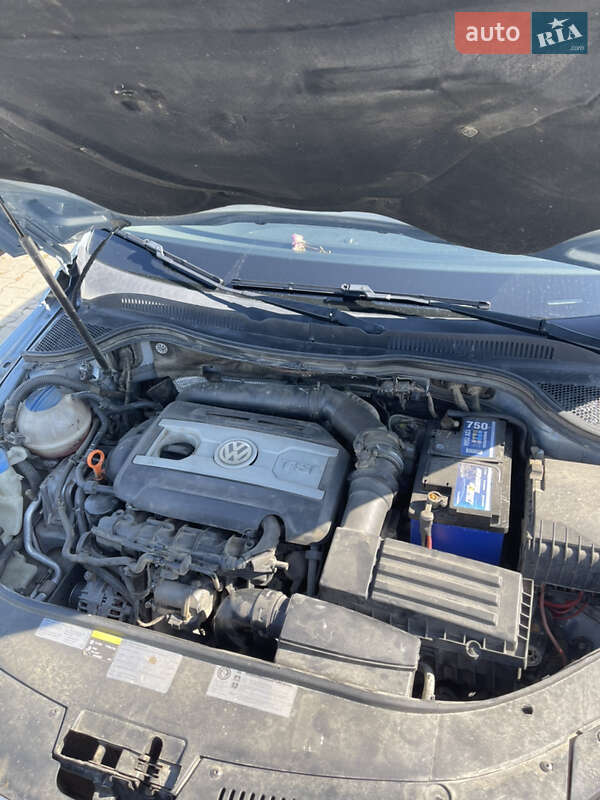 Седан Volkswagen CC / Passat CC 2012 в Новоселиці