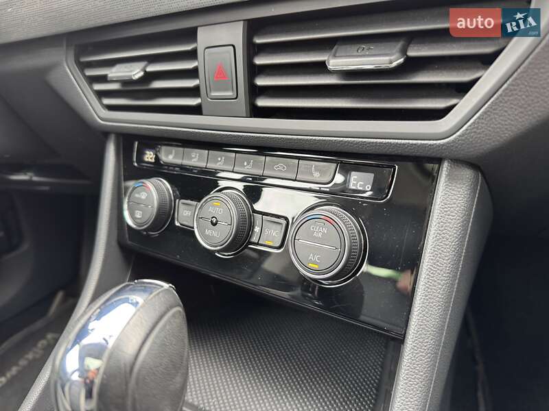 Седан Volkswagen e-Bora 2020 в Киеве