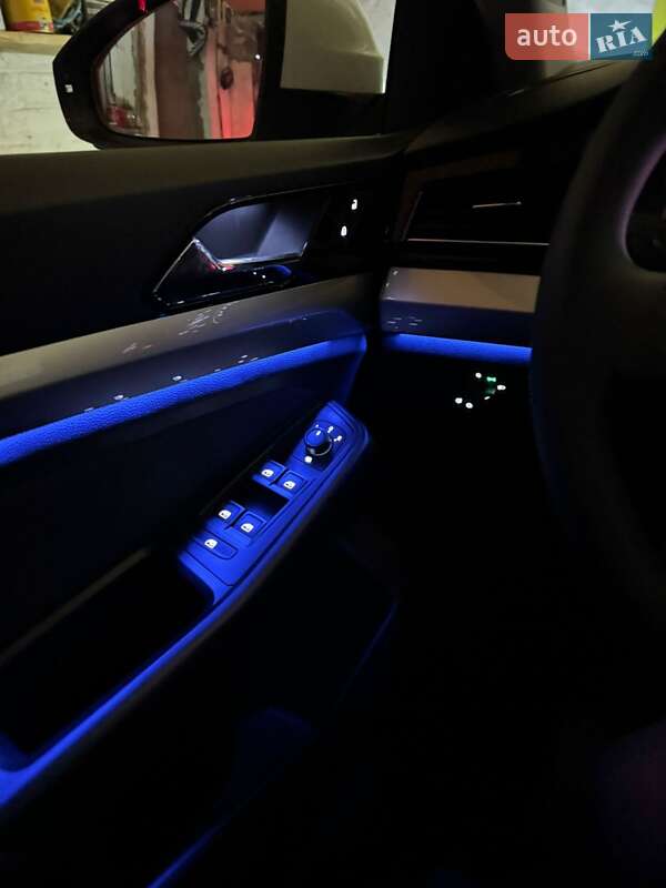 Седан Volkswagen e-Bora 2020 в Городищеві