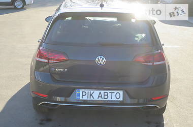 Хетчбек Volkswagen e-Golf 2017 в 