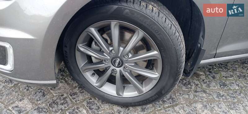 Хетчбек Volkswagen e-Golf 2016 в Жовкві