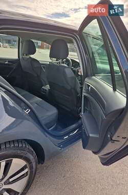Хэтчбек Volkswagen e-Golf 2017 в 