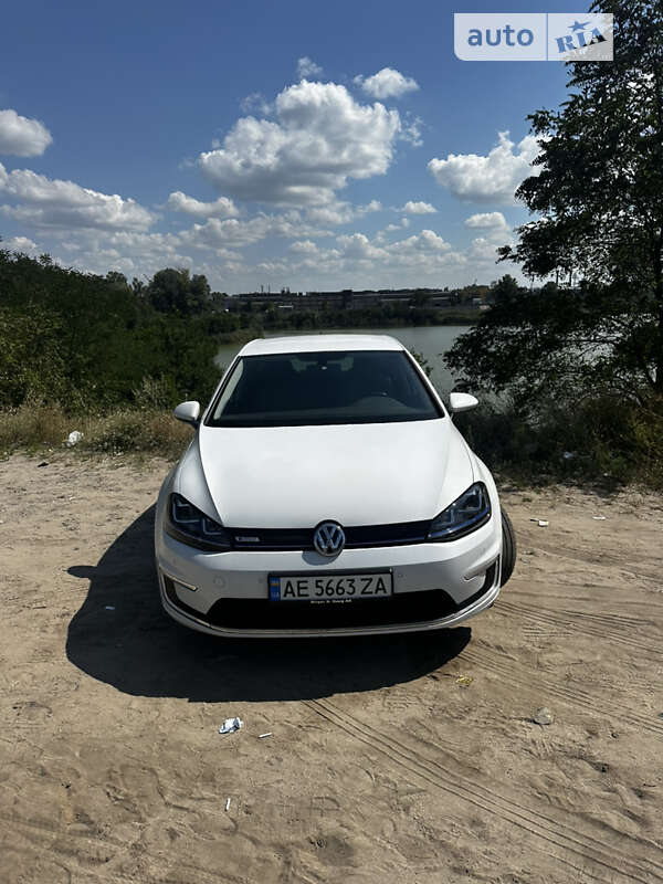 Хетчбек Volkswagen e-Golf 2015 в Дніпрі