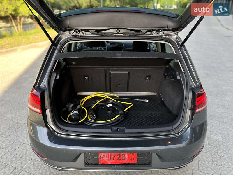 Хэтчбек Volkswagen e-Golf 2017 в Новояворовске