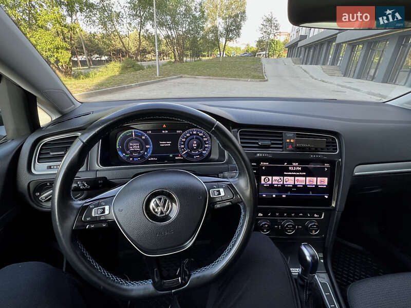 Хэтчбек Volkswagen e-Golf 2017 в Новояворовске