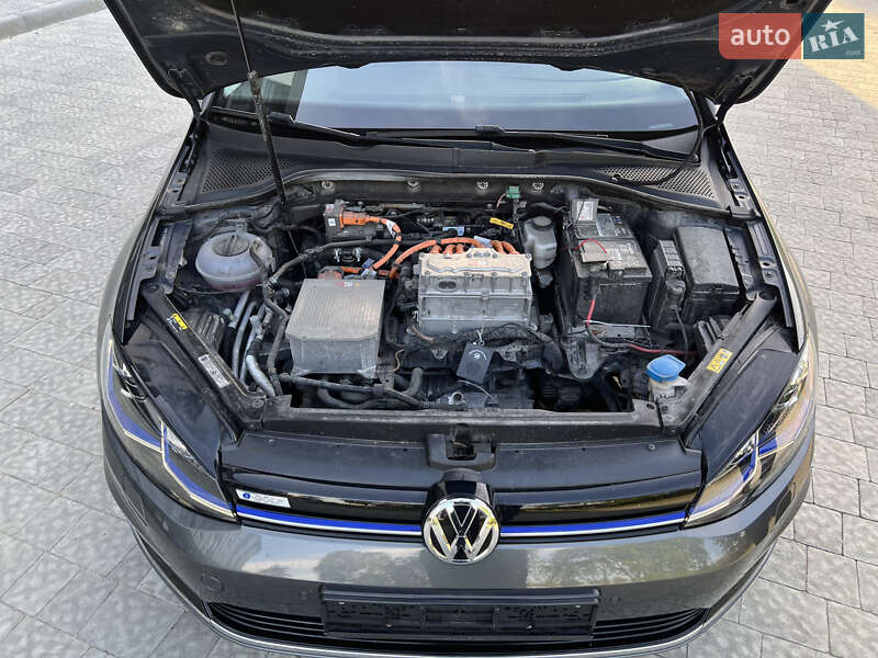 Хэтчбек Volkswagen e-Golf 2017 в Новояворовске