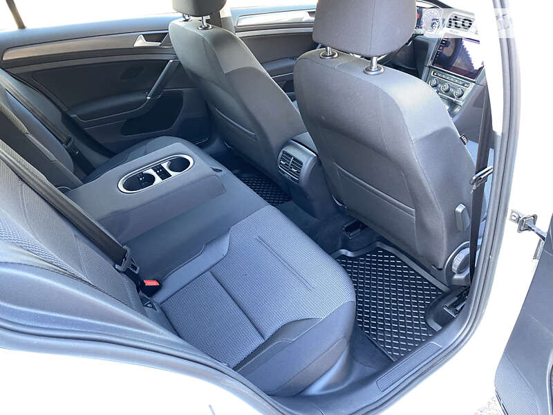 Хэтчбек Volkswagen e-Golf 2017 в Киеве