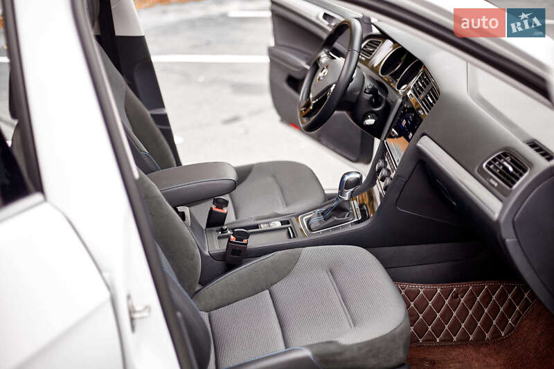 Хетчбек Volkswagen e-Golf 2020 в Дніпрі