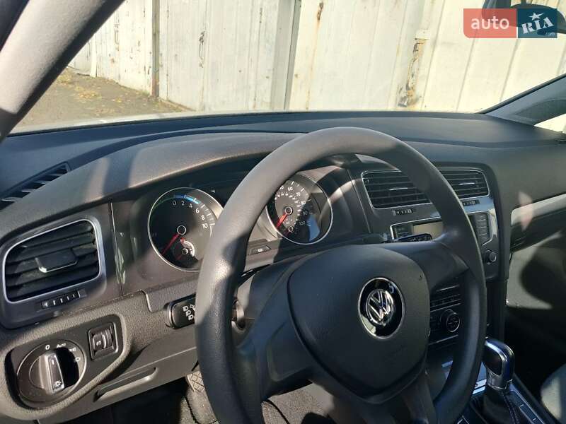Хэтчбек Volkswagen e-Golf 2015 в Киеве
