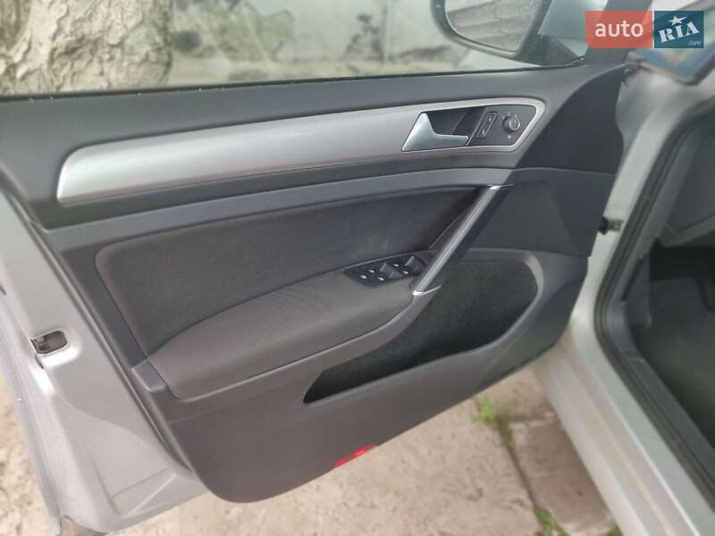 Хэтчбек Volkswagen e-Golf 2015 в Киеве