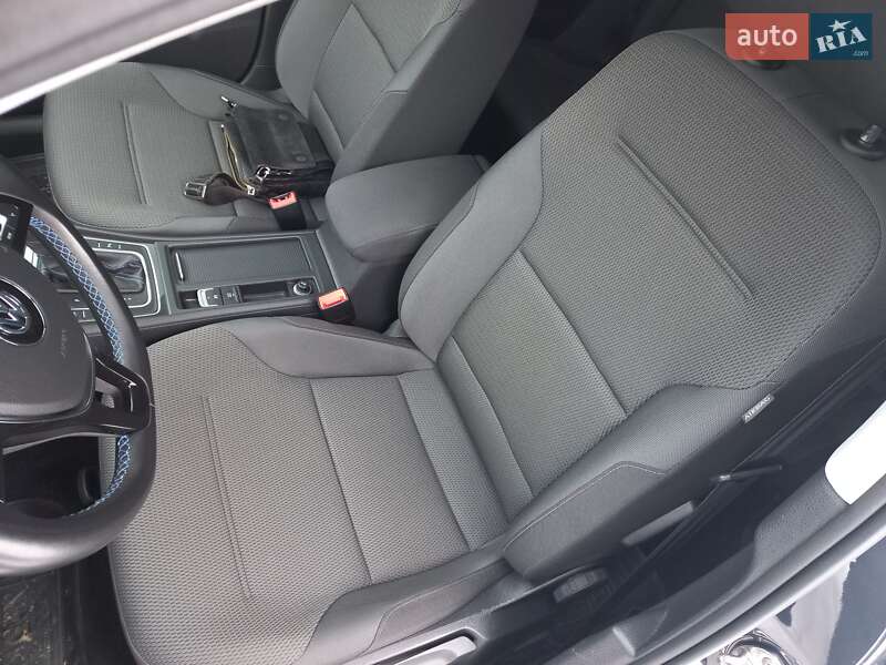 Хэтчбек Volkswagen e-Golf 2020 в Житомире