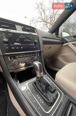 Хэтчбек Volkswagen e-Golf 2017 в 
