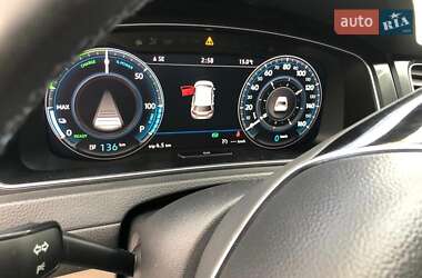 Хэтчбек Volkswagen e-Golf 2017 в 