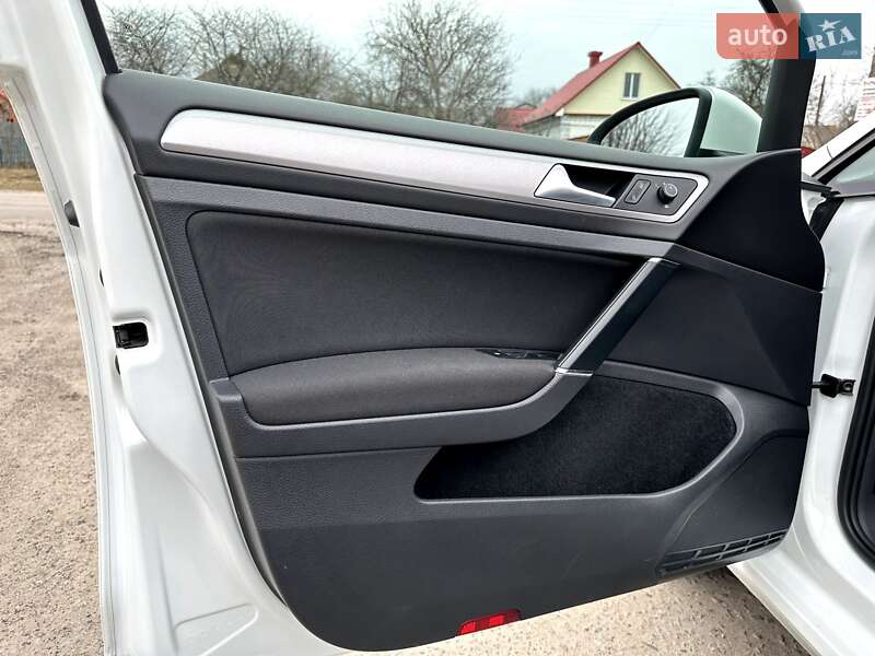 Хэтчбек Volkswagen e-Golf 2016 в Хороле фото 31 Хэтчбек Volkswagen e-Golf 2016 в Хороле