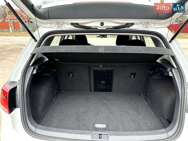 Хэтчбек Volkswagen e-Golf 2016 в Хороле фото 33 Хэтчбек Volkswagen e-Golf 2016 в Хороле