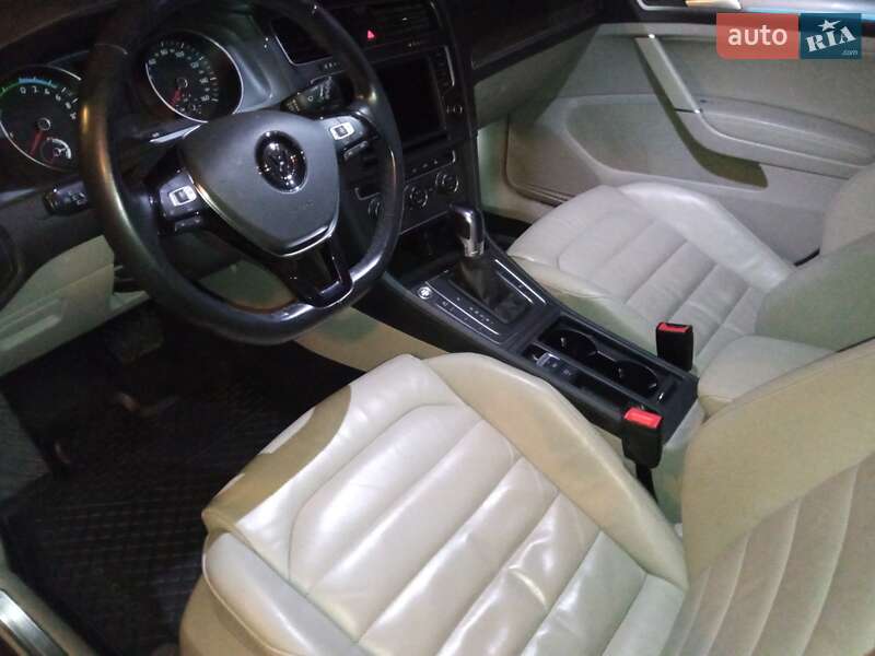 Хэтчбек Volkswagen e-Golf 2015 в Днепре
