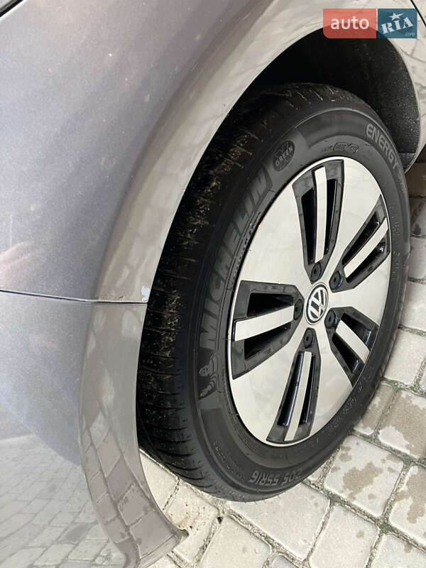 Хетчбек Volkswagen e-Golf 2015 в Дніпрі