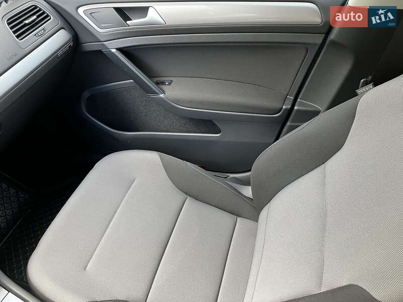 Хетчбек Volkswagen e-Golf 2015 в Дніпрі
