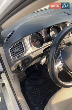 Хетчбек Volkswagen e-Golf 2014 в 