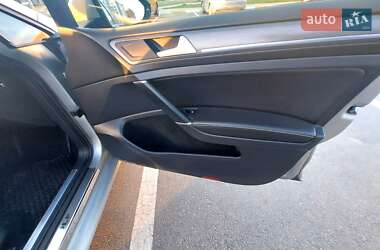 Хэтчбек Volkswagen e-Golf 2017 в 