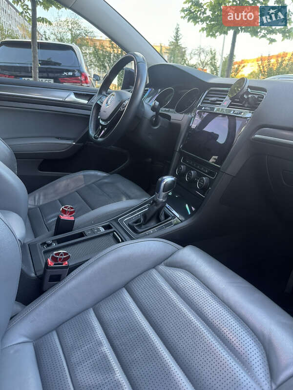 Хэтчбек Volkswagen e-Golf 2017 в Ужгороде