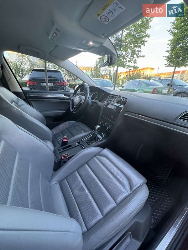 Хэтчбек Volkswagen e-Golf 2017 в Ужгороде