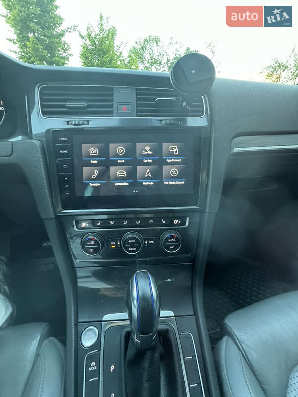 Хэтчбек Volkswagen e-Golf 2017 в Ужгороде