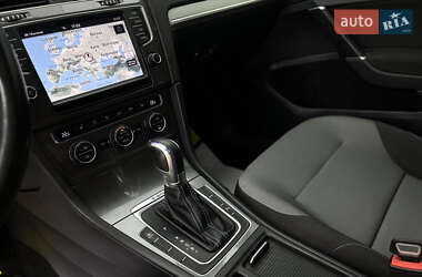 Хэтчбек Volkswagen e-Golf 2015 в 