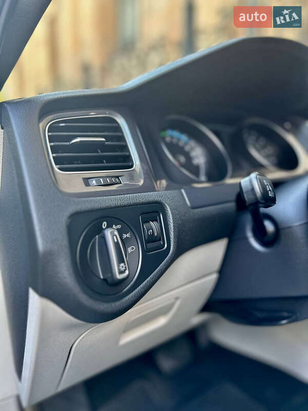Хетчбек Volkswagen e-Golf 2015 в Дніпрі