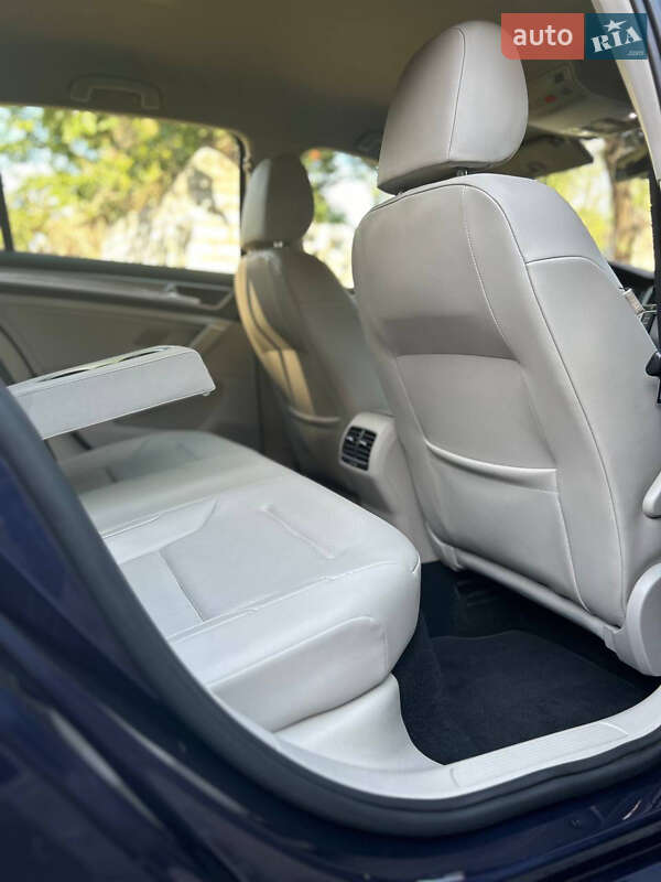 Хетчбек Volkswagen e-Golf 2015 в Дніпрі
