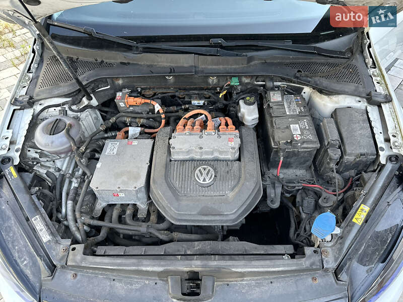 Хэтчбек Volkswagen e-Golf 2016 в Хмельницком