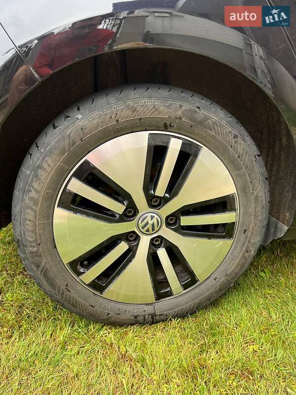 Хэтчбек Volkswagen e-Golf 2015 в Рожнятове