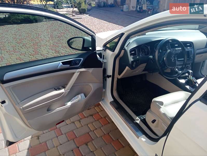 Хэтчбек Volkswagen e-Golf 2015 в 