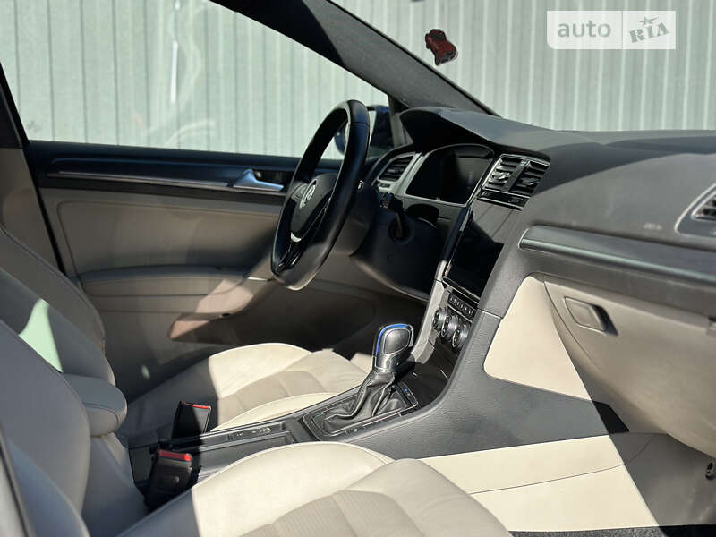 Хетчбек Volkswagen e-Golf 2017 в Києві