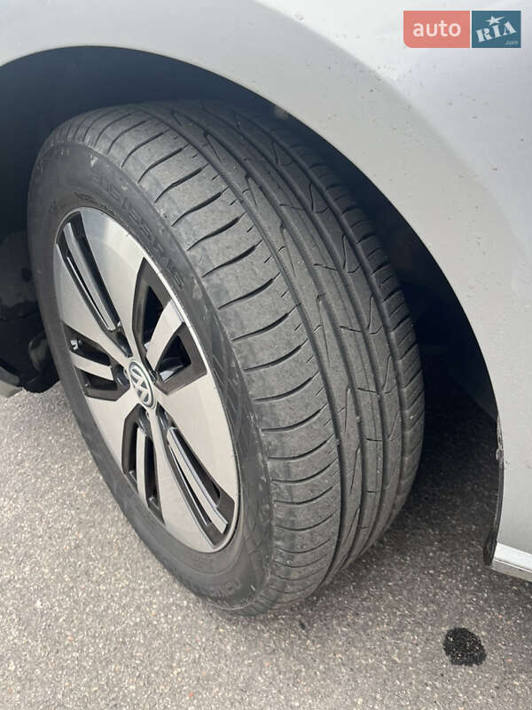 Хэтчбек Volkswagen e-Golf 2016 в Кривом Роге