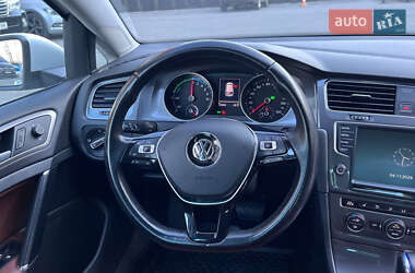 Хэтчбек Volkswagen e-Golf 2015 в 