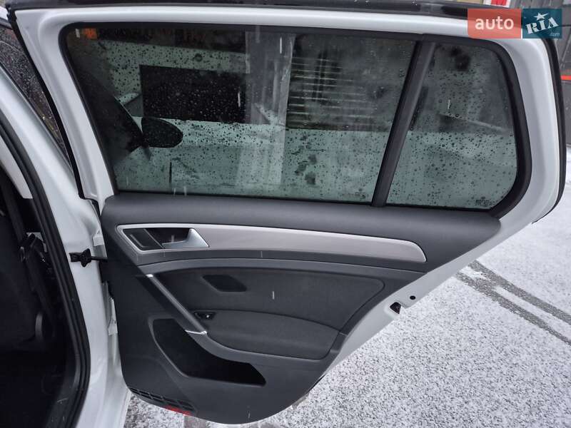 Хетчбек Volkswagen e-Golf 2015 в Івано-Франківську