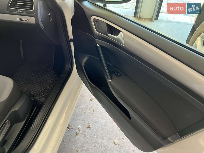 Хетчбек Volkswagen e-Golf 2016 в Дніпрі