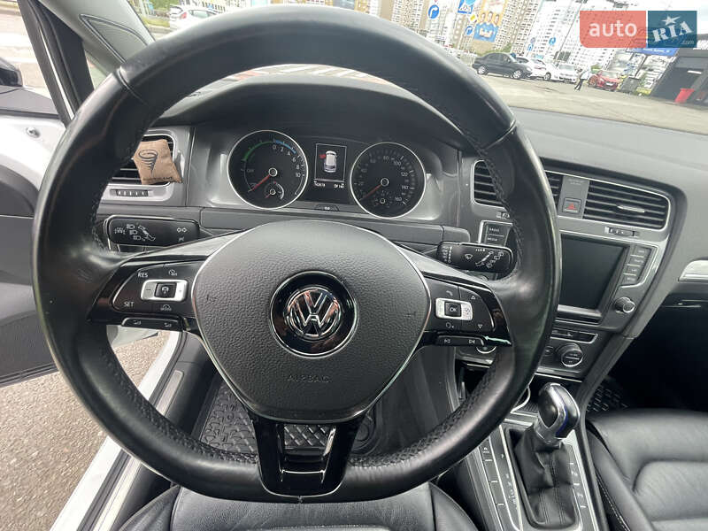 Хетчбек Volkswagen e-Golf 2016 в Києві