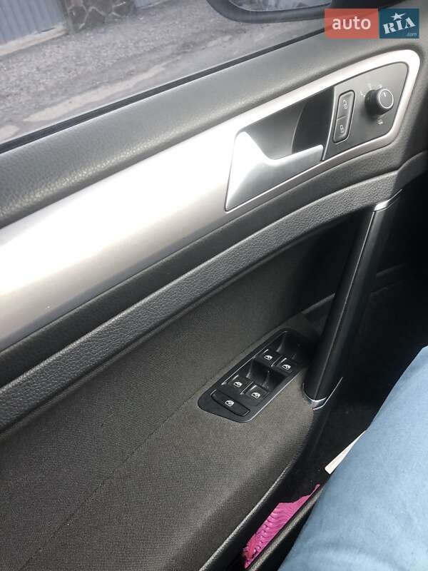 Хетчбек Volkswagen e-Golf 2015 в Ужгороді