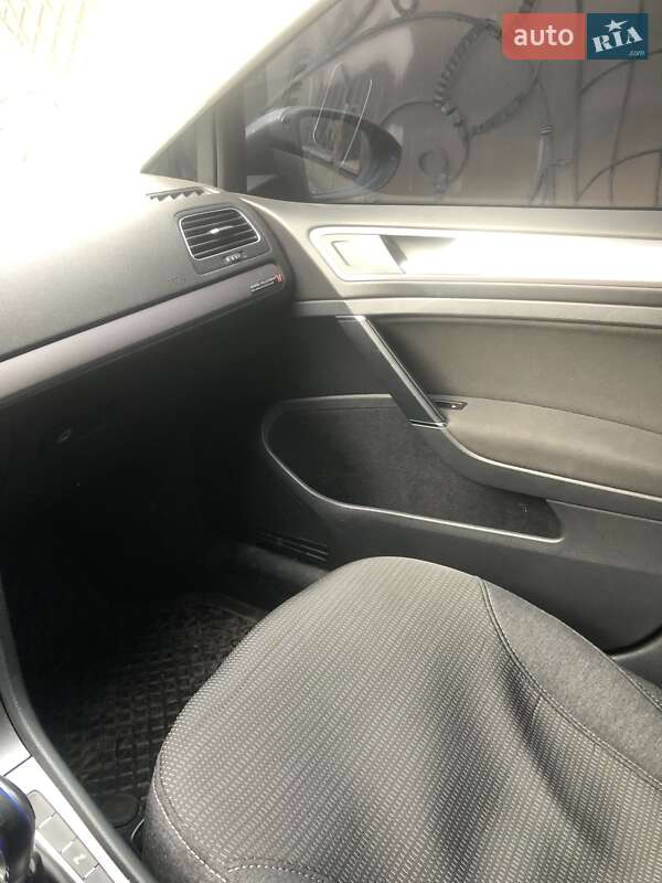 Хетчбек Volkswagen e-Golf 2015 в Ужгороді