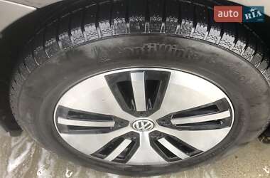 Хэтчбек Volkswagen e-Golf 2015 в Ужгороде