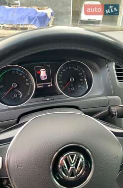 Хэтчбек Volkswagen e-Golf 2015 в 