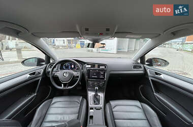 Хэтчбек Volkswagen e-Golf 2017 в 