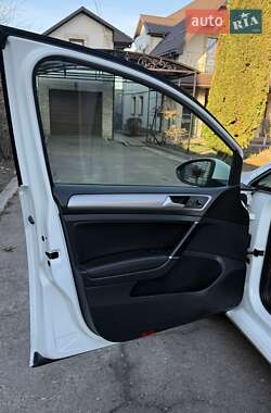Хэтчбек Volkswagen e-Golf 2015 в 