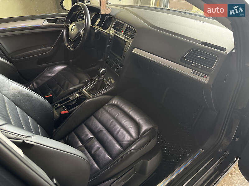 Хэтчбек Volkswagen e-Golf 2015 в Львове