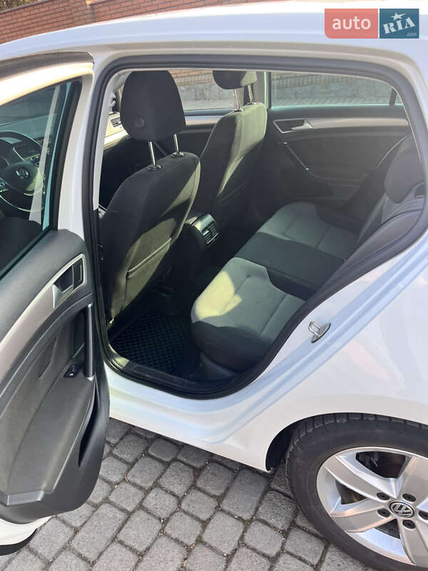 Хетчбек Volkswagen e-Golf 2015 в Чернівцях